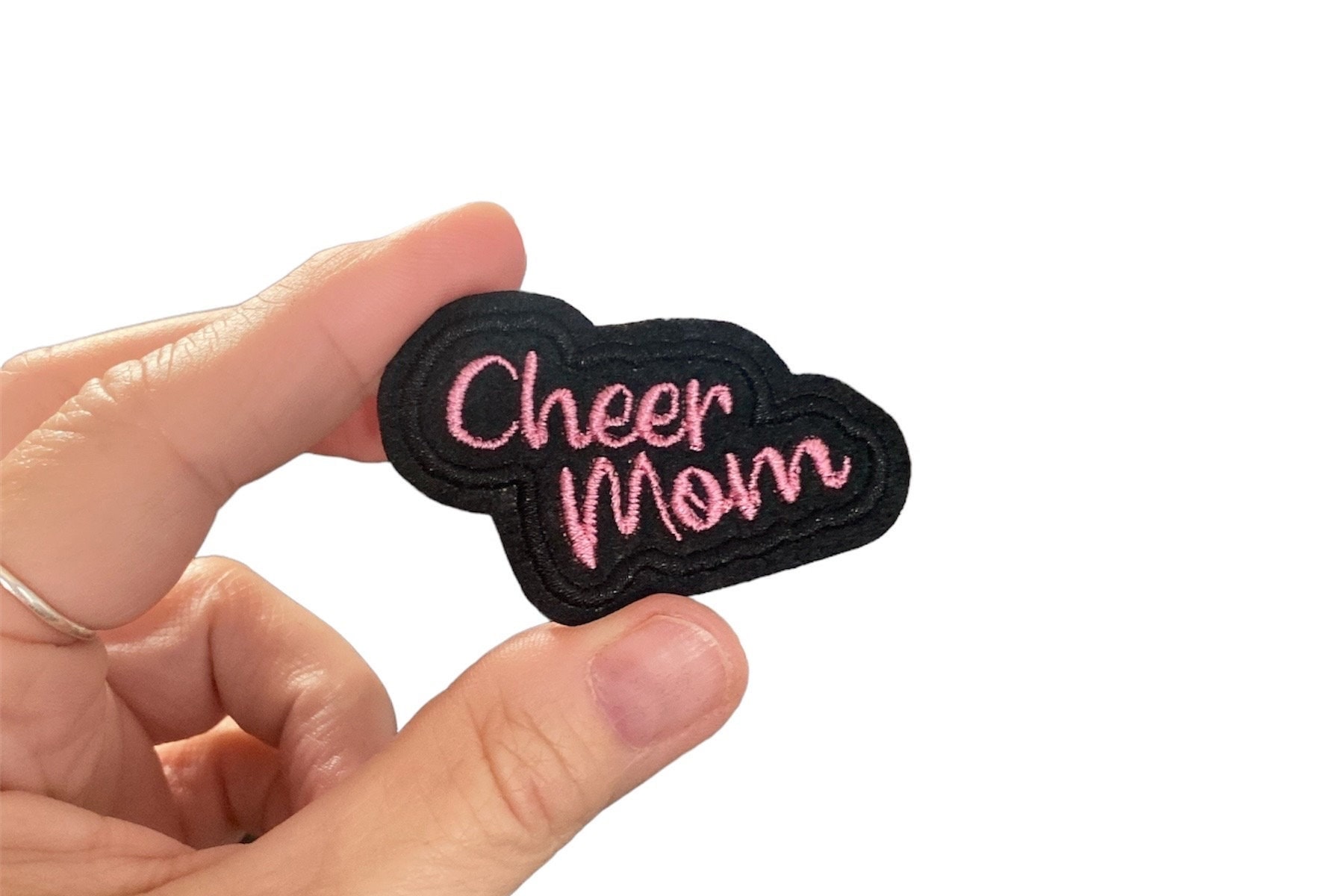 Cheer Mom Gestickter Bügelbild - Unterstütze Deine Liebste Cheerleaderin Cheer Mom Gestickter Bügelbild - Unterstütze Deine Liebste Cheerleaderin von ChattyPatches
