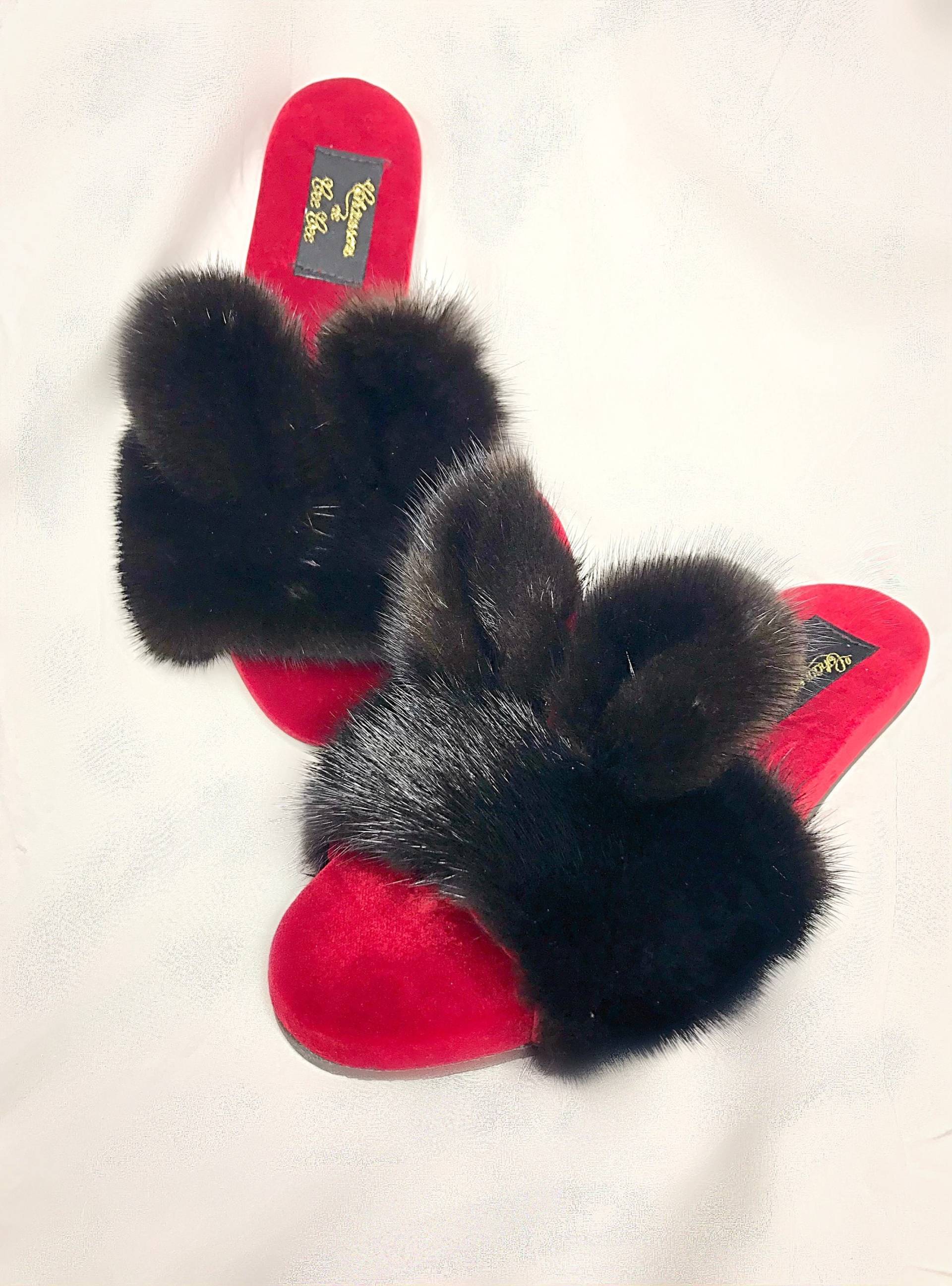 Chausson Upcycled Nerz Kitty Slides in Schwarz Chausson Upcycled Nerz Kitty Slides in Schwarz von ChaussonsDeCeeCee