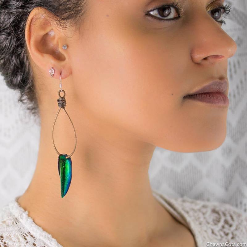 Upcycled Gitarrensaiten Creolen Mit Irisierenden Käfer Flügeln Upcycled Gitarrensaiten Creolen Mit Irisierenden Käfer Flügeln von ChawnaCotaStudios