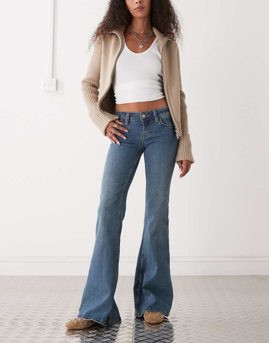 Cheap Monday - Ausgestellte Stretch-Jeans in Blau mit niedrigem Bund von Cheap Monday