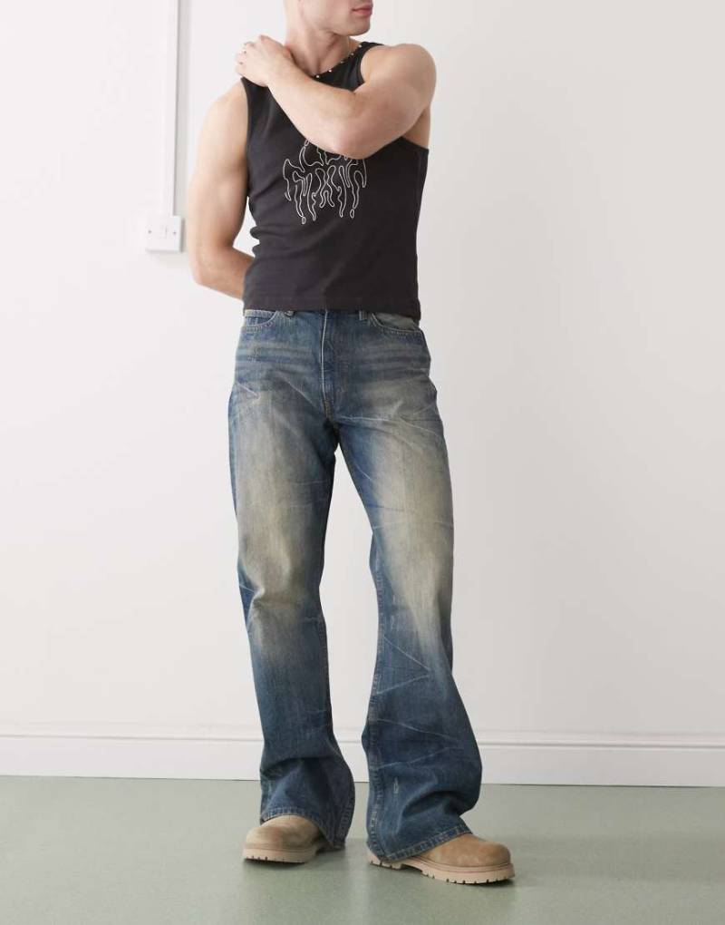 Cheap Monday - Boo - Feste Bootcut-Jeans in blauer Waschung mit verblassten Highlights von Cheap Monday