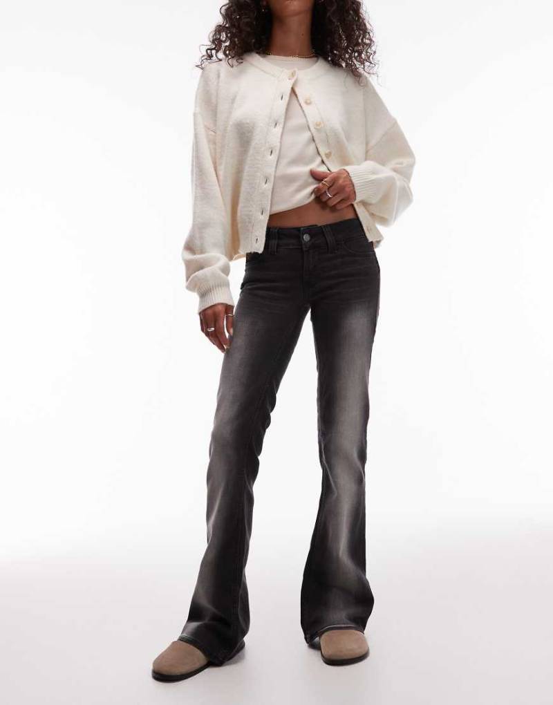 Cheap Monday - Booty Bei - Bootcut-Jeans in Schwarz mit Stretchanteil und niedrigem Bund von Cheap Monday