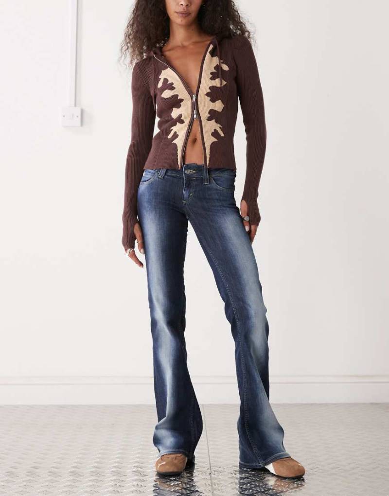 Cheap Monday - Booty Bei - Bootcut-Jeans in Spray-Blau mit Stretchanteil und niedrigem Bund von Cheap Monday