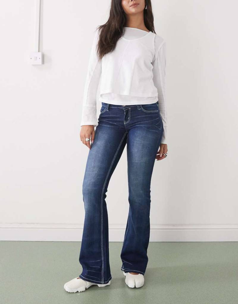 Cheap Monday - Booty Bei - Bootcut-Jeans in dunkelblauer Waschung mit Stretchanteil, niedrigem Bund und bestickten Gesäßtaschen Cheap Monday - Booty Bei - Bootcut-Jeans in dunkelblauer Waschung mit Stretchanteil, niedrigem Bund und bestickten Gesäßtaschen von Cheap Monday