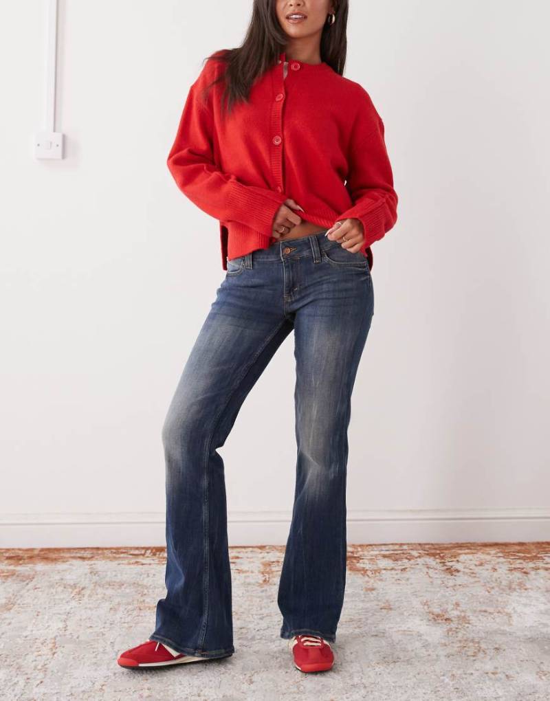 Cheap Monday - Booty Bei - Bootcut-Jeans in verwaschenem Blau mit Stretchanteil und niedrigem Bund von Cheap Monday