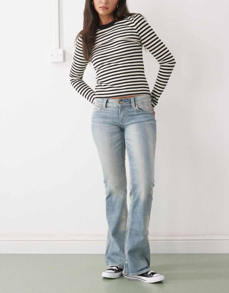 Cheap Monday - Booty Bei - Bootcut-Jeans in wolkenblauer Waschung mit Stretchanteil und niedrigem Bund von Cheap Monday