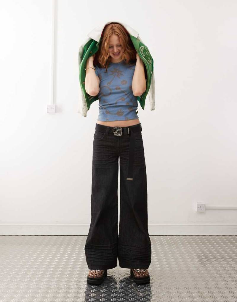 Cheap Monday - Poser - Skater-Jeans in verwaschenem Schwarz mit mittlerem Bund und weitem Bein von Cheap Monday