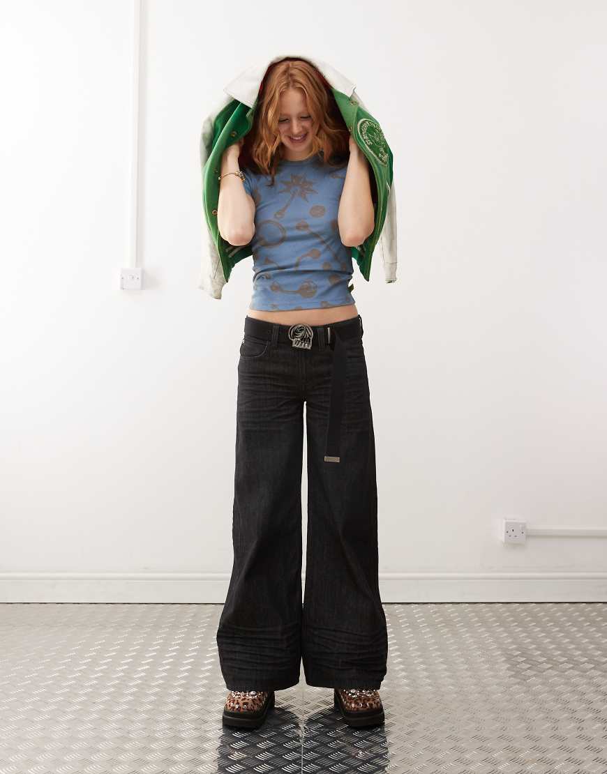 Cheap Monday - Poser - Skater-Jeans in verwaschenem Schwarz mit mittlerem Bund und weitem Bein von Cheap Monday