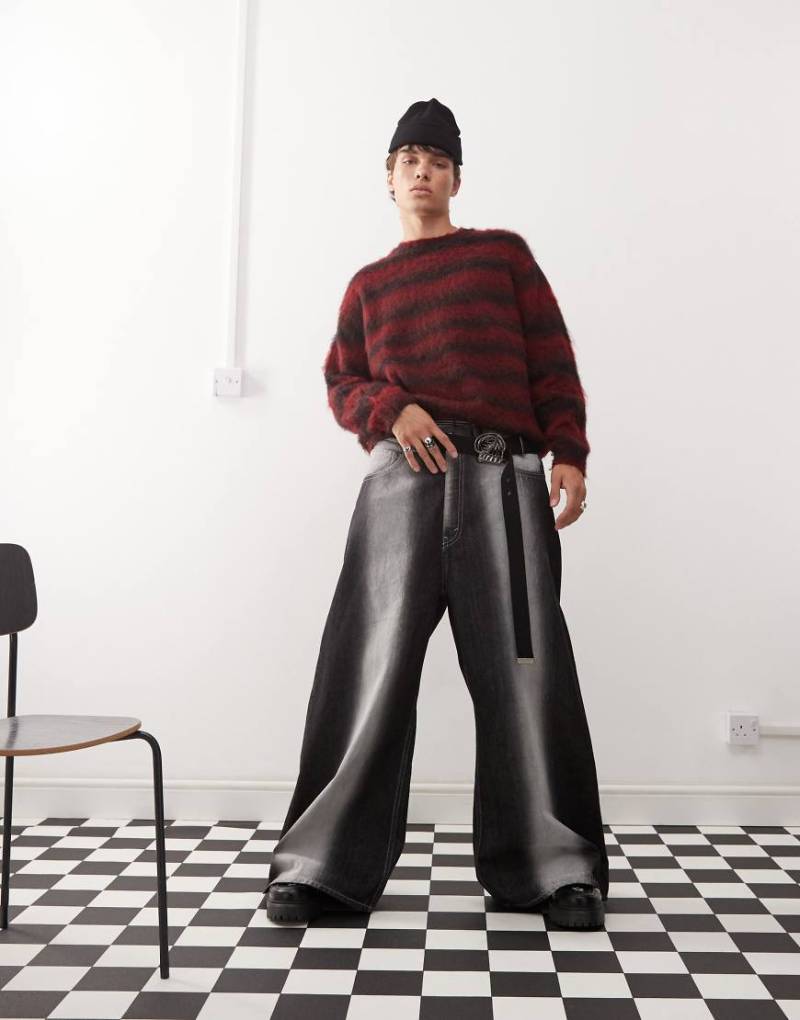 Cheap Monday - Rad - Jeans in verwaschenem Schwarz mit extremem Spray-Design und superweitem Beinschnitt von Cheap Monday