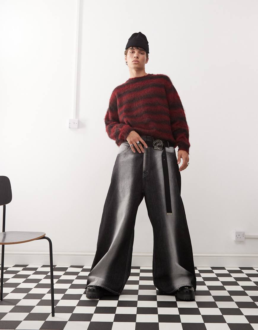 Cheap Monday - Rad - Jeans in verwaschenem Schwarz mit extremem Spray-Design und superweitem Beinschnitt von Cheap Monday