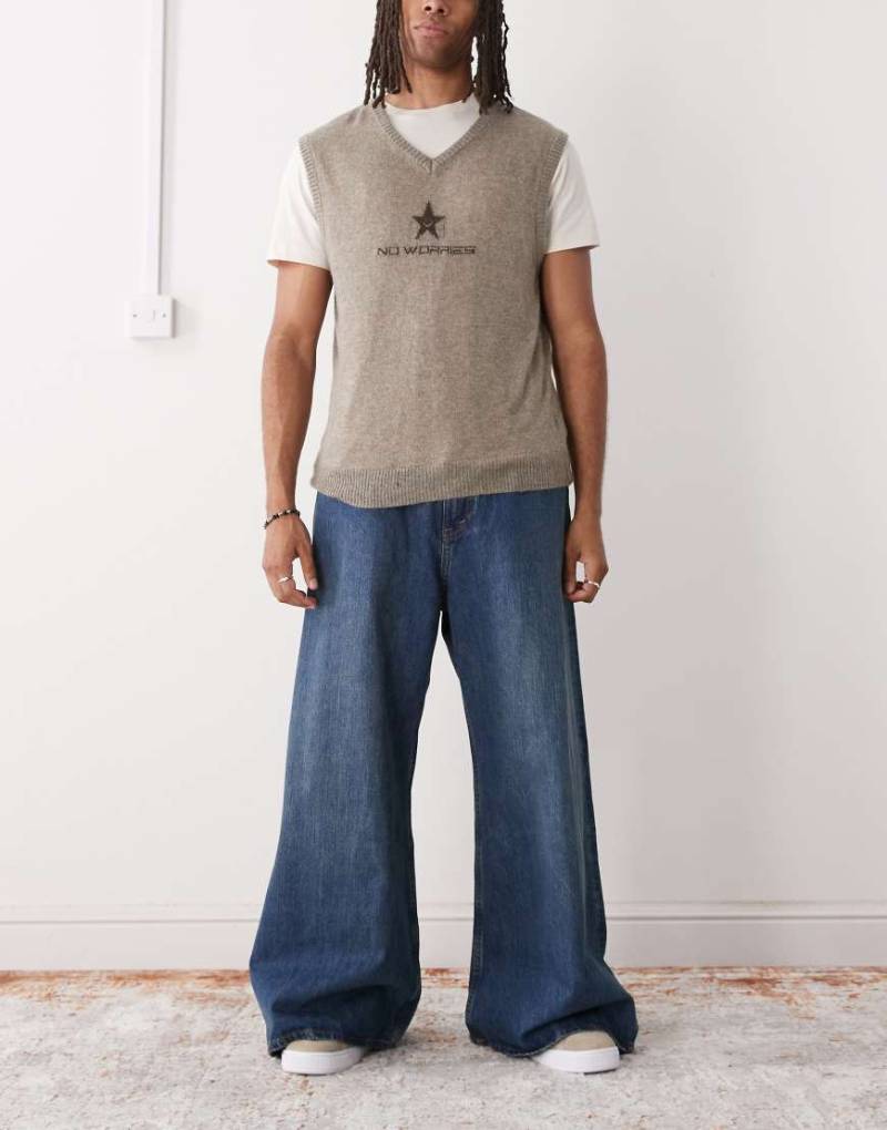 Cheap Monday - Rad - Skater-Jeans in mittelblauer Waschung mit superweitem Bein von Cheap Monday