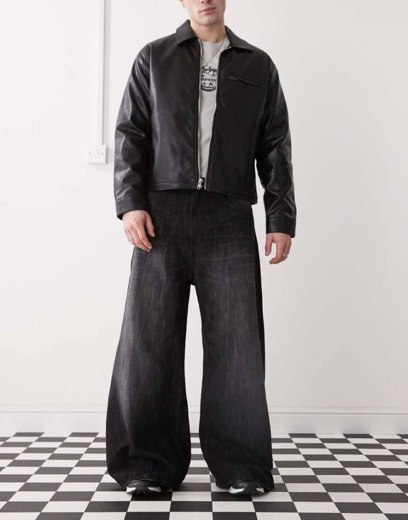 Cheap Monday - Rad - Skater-Jeans in schwarzer Streifenwaschung mit superweitem Bein von Cheap Monday