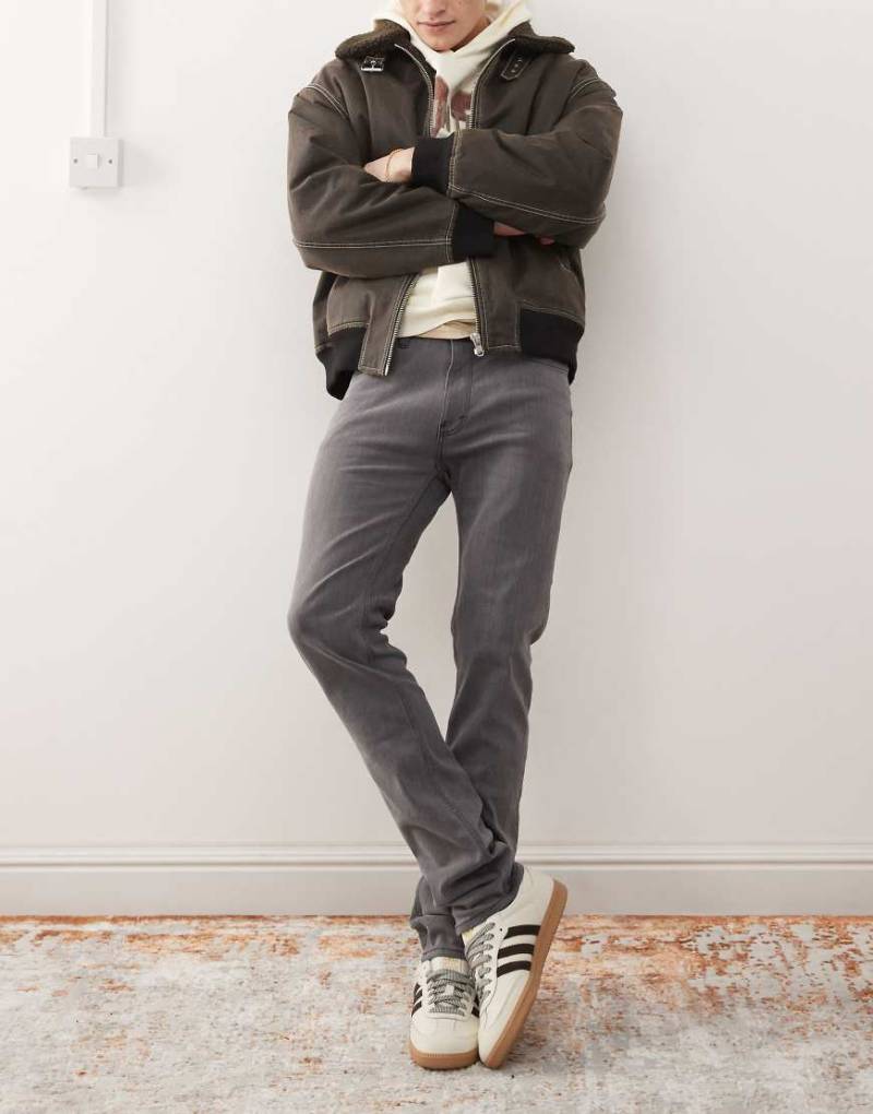 Cheap Monday - Sleeze - Superelastische, eng geschnittene Jeans in grauer Waschung von Cheap Monday