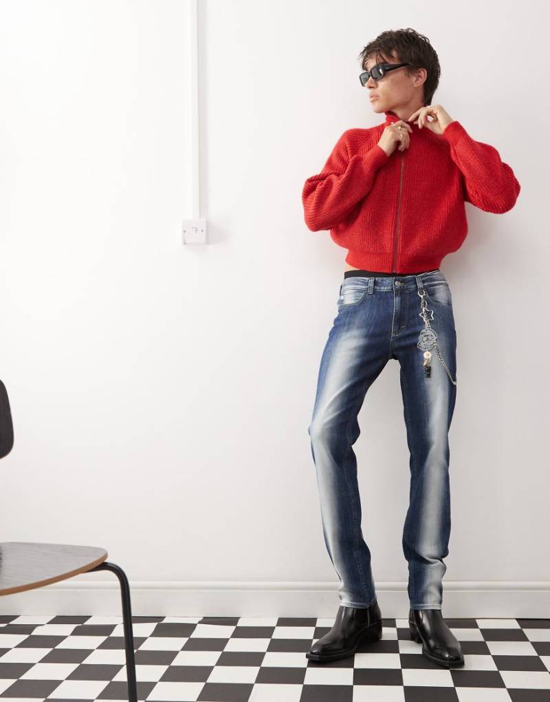 Cheap Monday - Sleeze - Superelastische enge Jeans in blauer Spray-Waschung von Cheap Monday