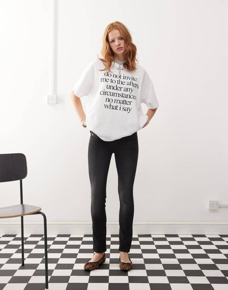 Cheap Monday - Sleezie - Enge Superstretch-Jeans in verwaschenem Schwarz mit niedrigem Bund von Cheap Monday