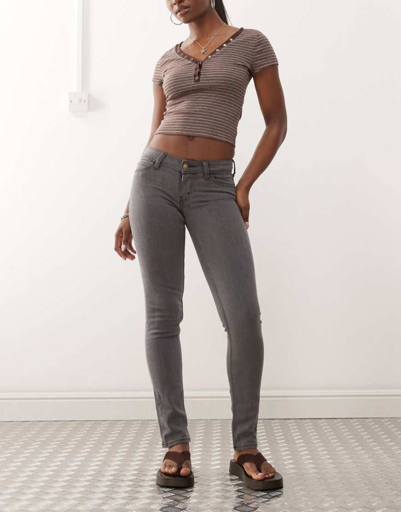 Cheap Monday - Sleezie - Superelastische Skinny-Jeans in grauer Waschung mit niedrigem Bund von Cheap Monday