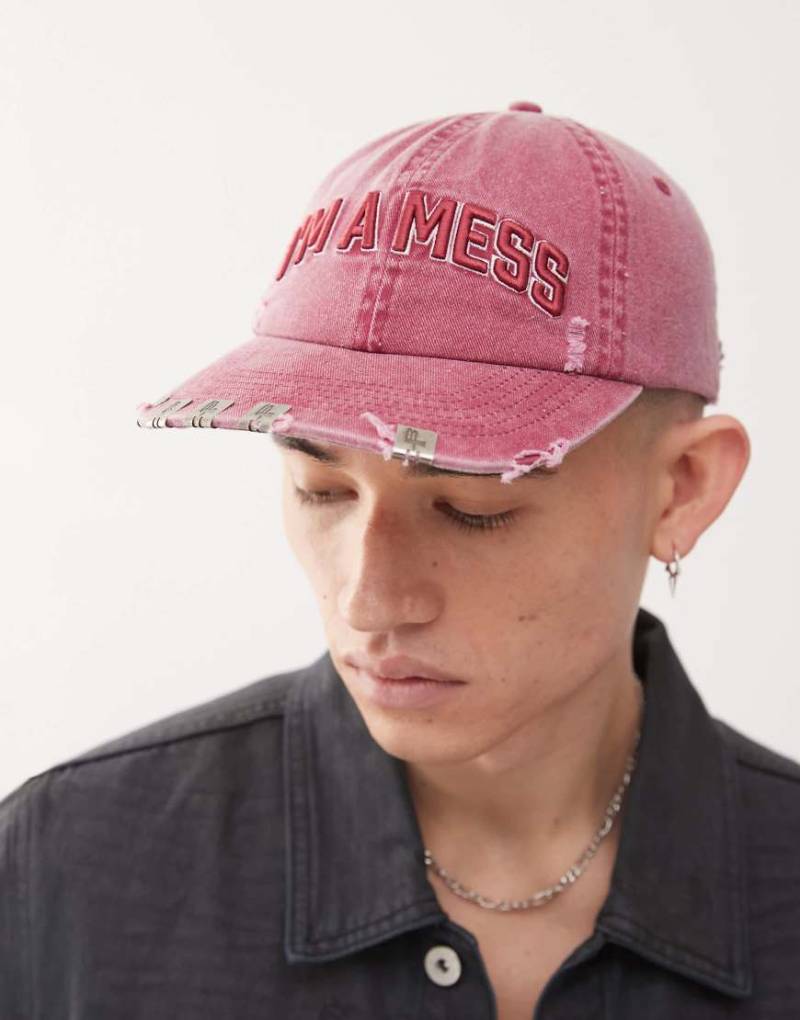 Cheap Monday x Landon Barker - Kappe in Burgunderrot mit „I'm A Mess"-Textprint von Cheap Monday