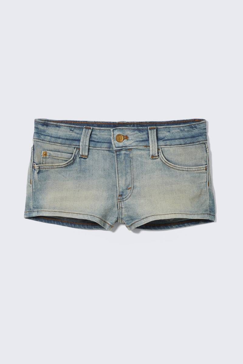 Booty Bei Low Rise Mini Denim Shorts von Cheap monday