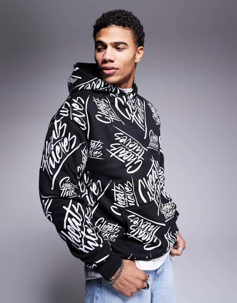 Cheats & Thieves - Kapuzenpullover in Schwarz mit durchgehendem Schriftzug-Logoprint in Weiß, 320 g/m²-Bunt von Cheats & Thieves