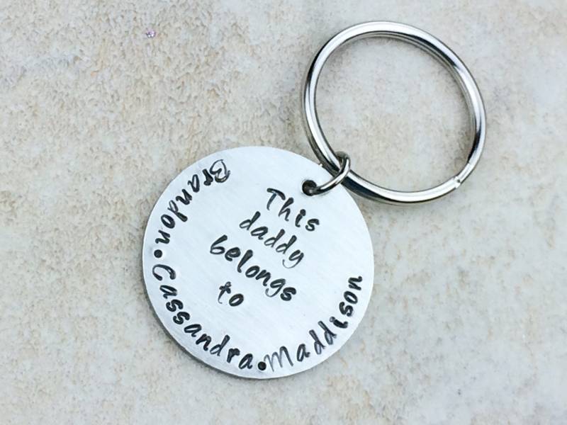 Dieser Papa Gehört Dazu - Gestempelter Schlüsselanhänger/Geschenk Für Opa Zum Vatertag von CheckaDesigns