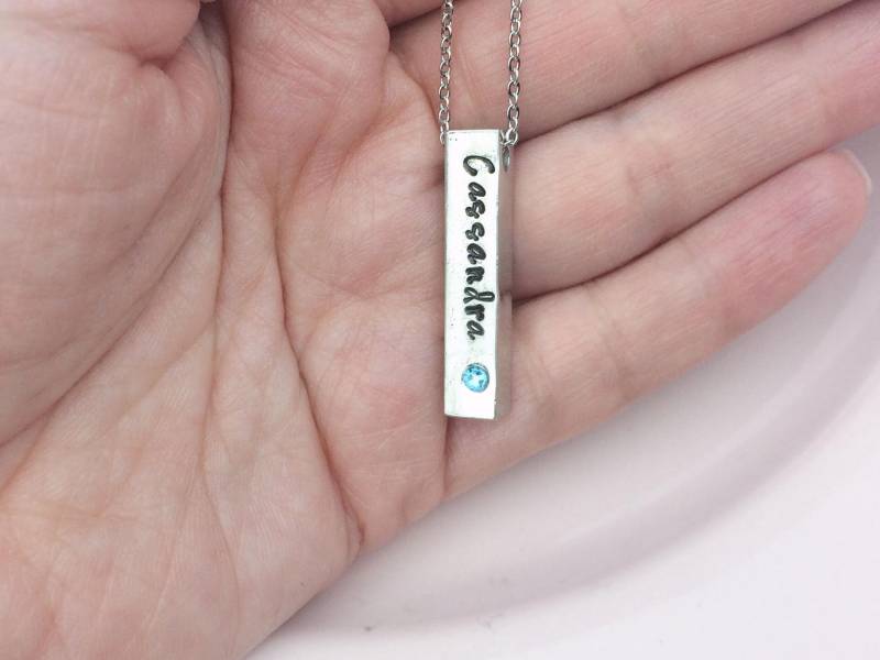 Personalisierte Geburtsstein Name Bar Halskette Hand Gestempelt Zinn Charme Personalisierte Geburtsstein Name Bar Halskette Hand Gestempelt Zinn Charme von CheckaDesigns