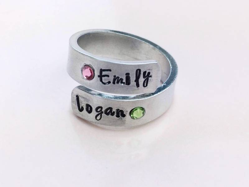 Personalisierte Hand Gestempelt Aluminium Wickelring Mutterring Mit Geburtsstein Personalisierte Hand Gestempelt Aluminium Wickelring Mutterring Mit Geburtsstein von CheckaDesigns