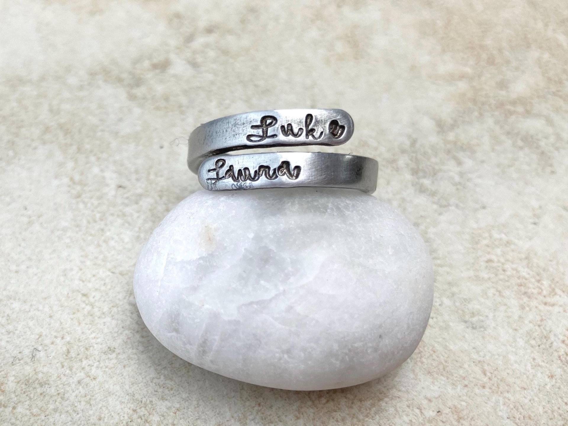 Personalisierte Hand Gestempelt Aluminium Wickelring Mutters Ring Personalisierte Hand Gestempelt Aluminium Wickelring Mutters Ring von CheckaDesigns
