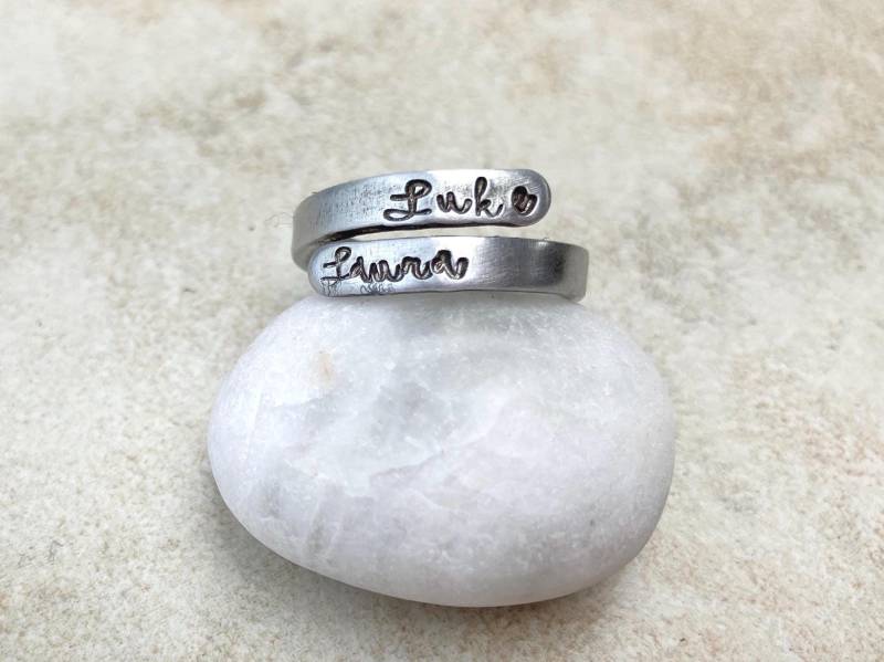 Personalisierte Hand Gestempelt Aluminium Wickelring Mutters Ring Personalisierte Hand Gestempelt Aluminium Wickelring Mutters Ring von CheckaDesigns