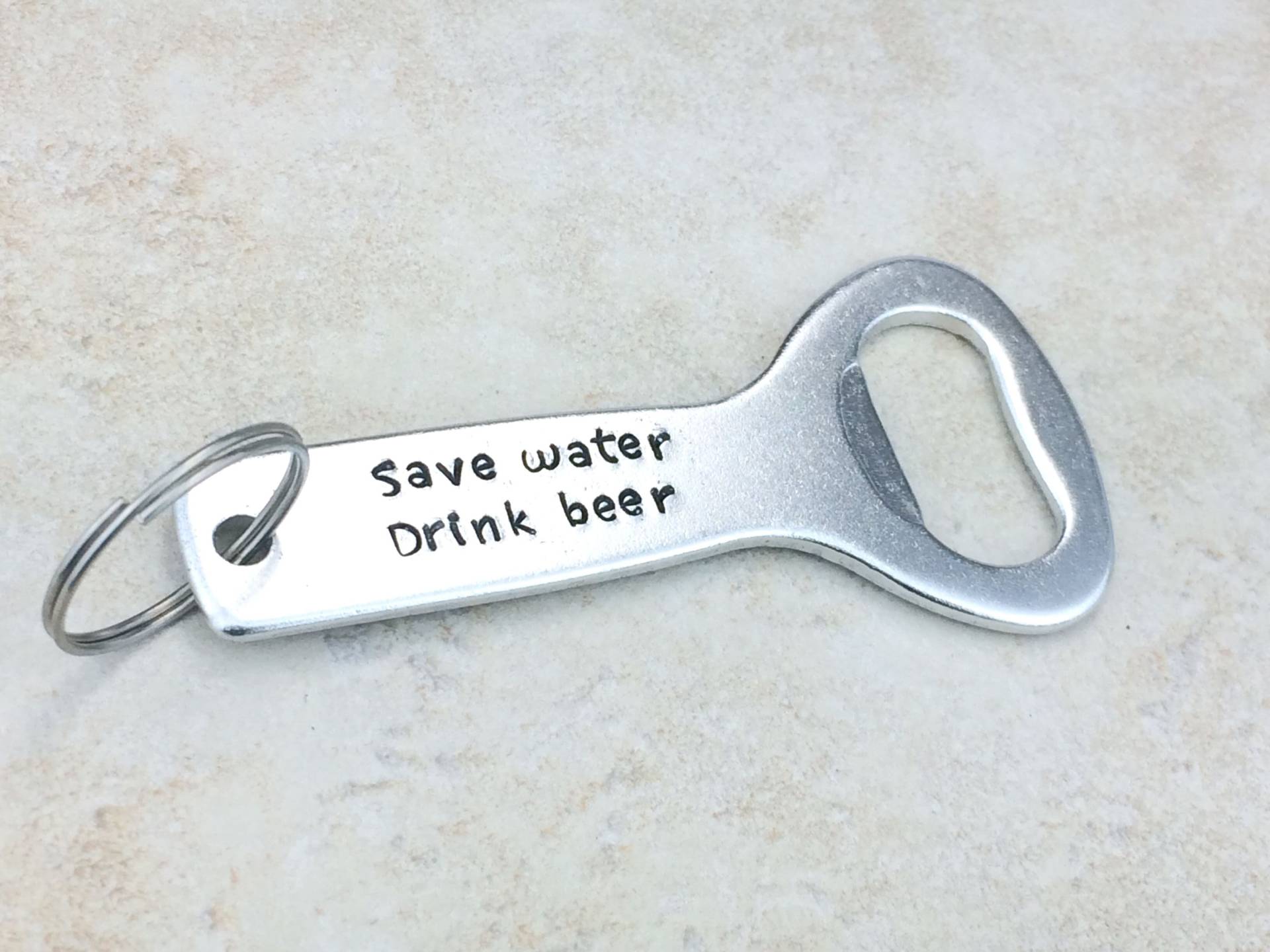 Save Water Drink Bier/Lustiger Personalisierter Flaschenöffner Schlüsselanhänger Save Water Drink Bier/Lustiger Personalisierter Flaschenöffner Schlüsselanhänger von CheckaDesigns