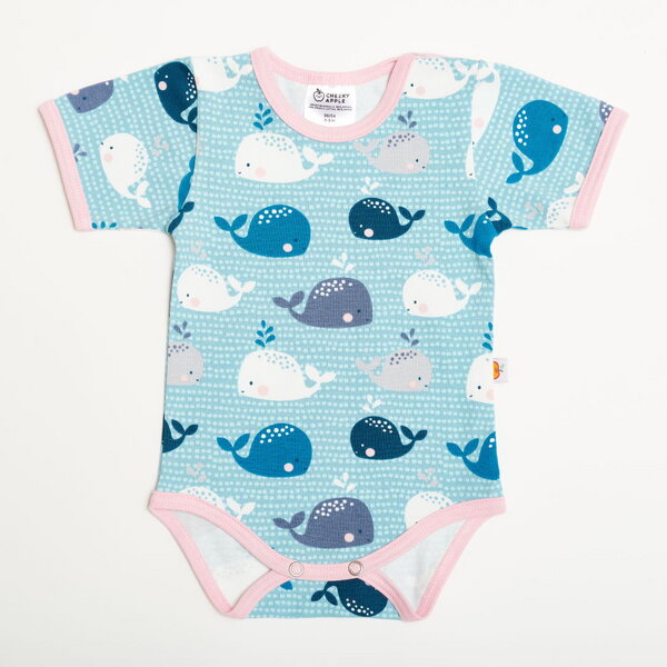 Cheeky Apple Kurzarm-Body aus Bio-Baumwolle "Wale" Blau/Rosa/Grau von Cheeky Apple