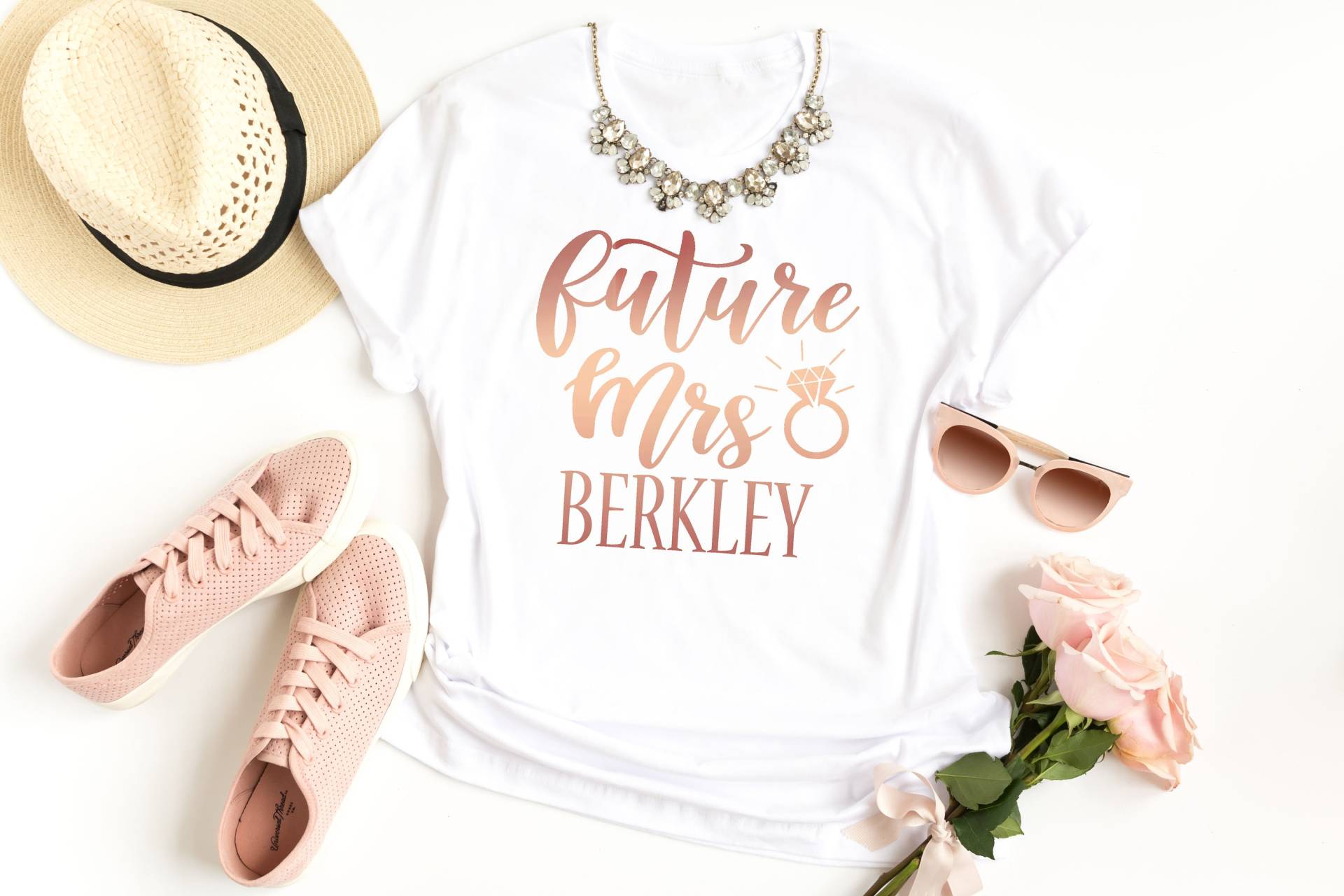 Personalisiertes Future Mrs. Shirt Roségold-Verlobungsgeschenk Personalisiertes Future Mrs. Shirt Roségold-Verlobungsgeschenk von CheekyCornerGiftShop