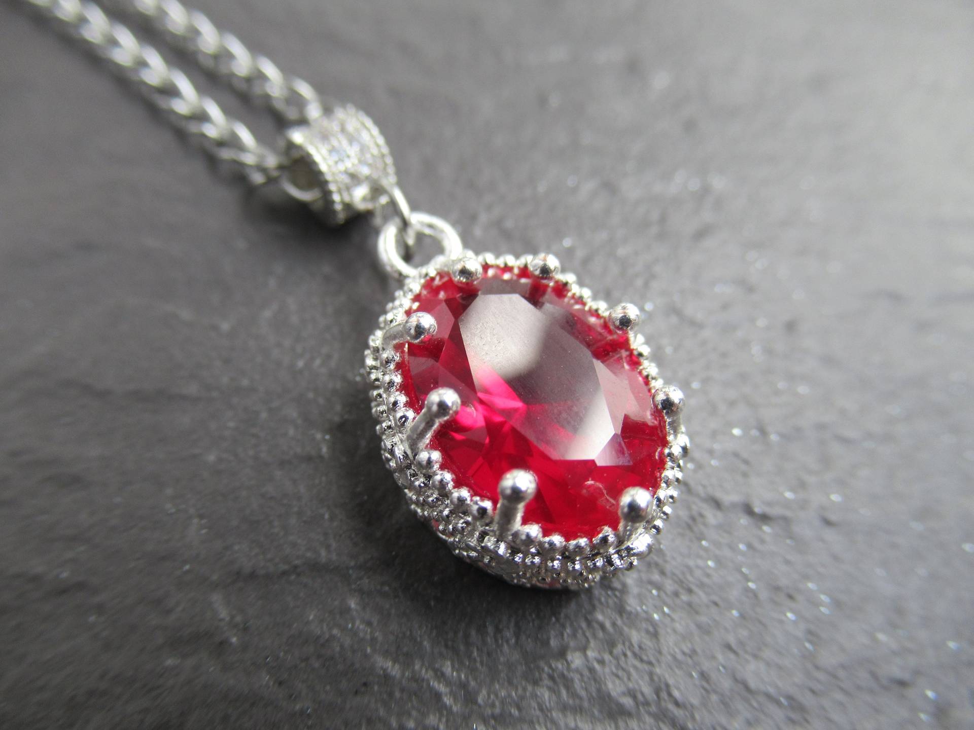 Lab Made Rubin Silberkette Lünettenanhänger, Edelstahlkette Lab Made Rubin Silberkette Lünettenanhänger, Edelstahlkette von CheekyGems
