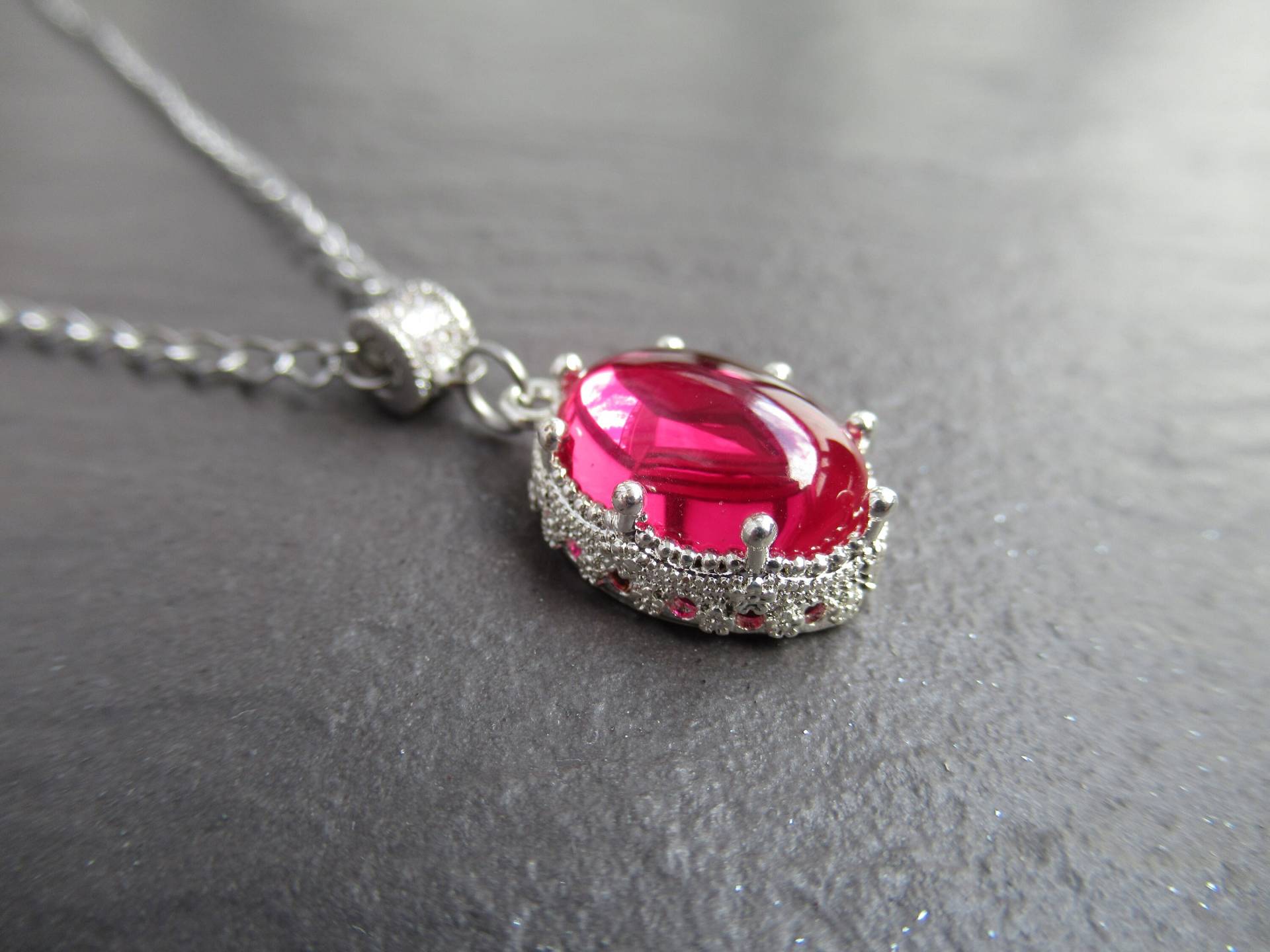 Lab Rubin Silberkette Lünettenanhänger, Cubic Zirkonia Lab Rubin Silberkette Lünettenanhänger, Cubic Zirkonia von CheekyGems