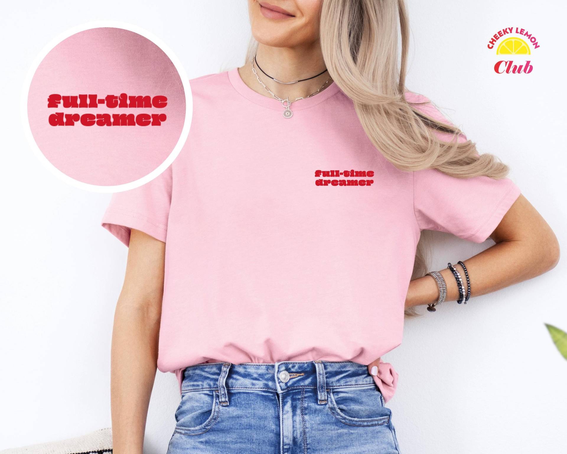 Full-Time Dreamer T-Shirt Mit Spruch Bedrucktes Shirt Damen Positive Vibes Grafik Overthinker Freundin Geschenkidee Frauen Full-Time Dreamer T-Shirt Mit Spruch Bedrucktes Shirt Damen Positive Vibes Grafik Overthinker Freundin Geschenkidee Frauen von CheekyLemonClub