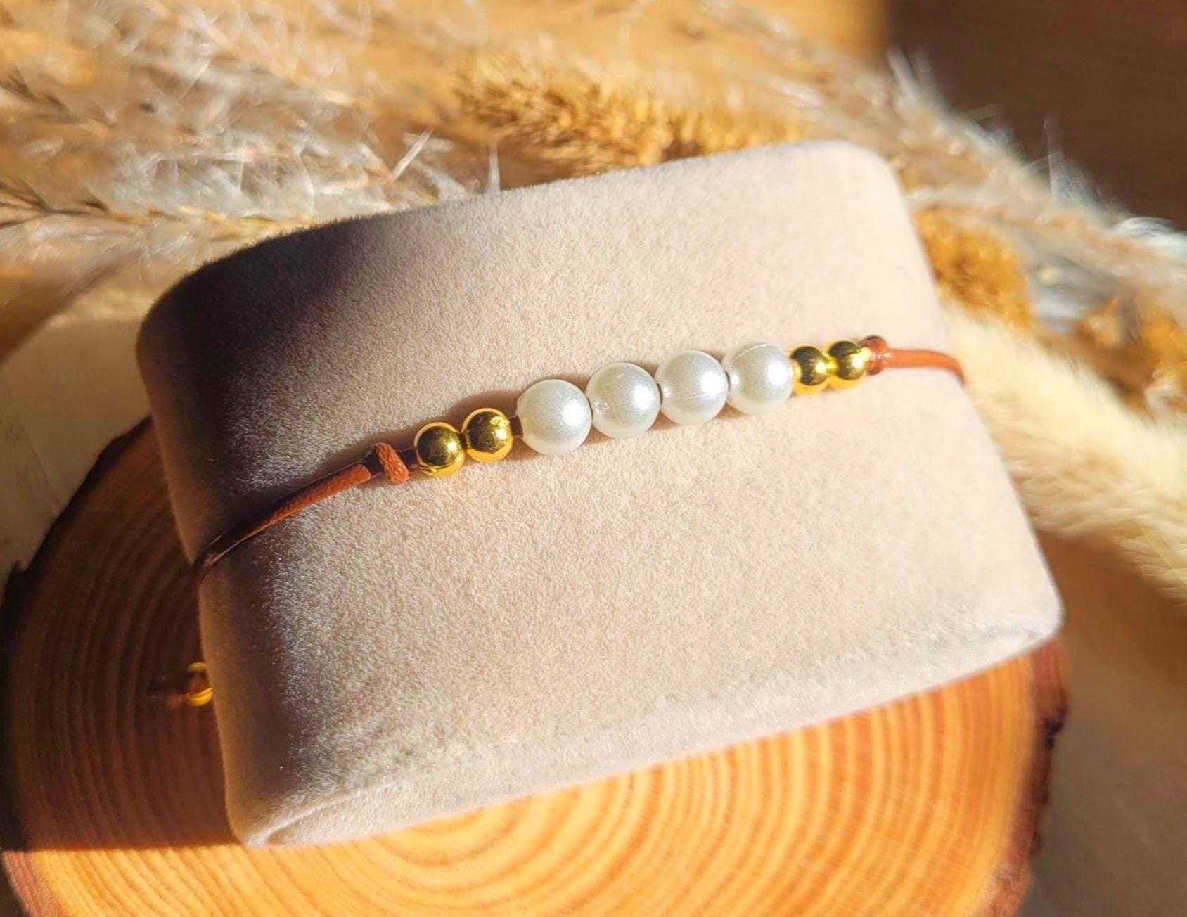 Braunes Armband in Lederoptik - Perlmutt & Goldperlen Boho Stil Verstellbar Zarter Armschmuck Geschenk Für Frauen Natürlich Elegant Braunes Armband in Lederoptik - Perlmutt & Goldperlen Boho Stil Verstellbar Zarter Armschmuck Geschenk Für Frauen Natürlich Elegant von CheekyLikeDesign