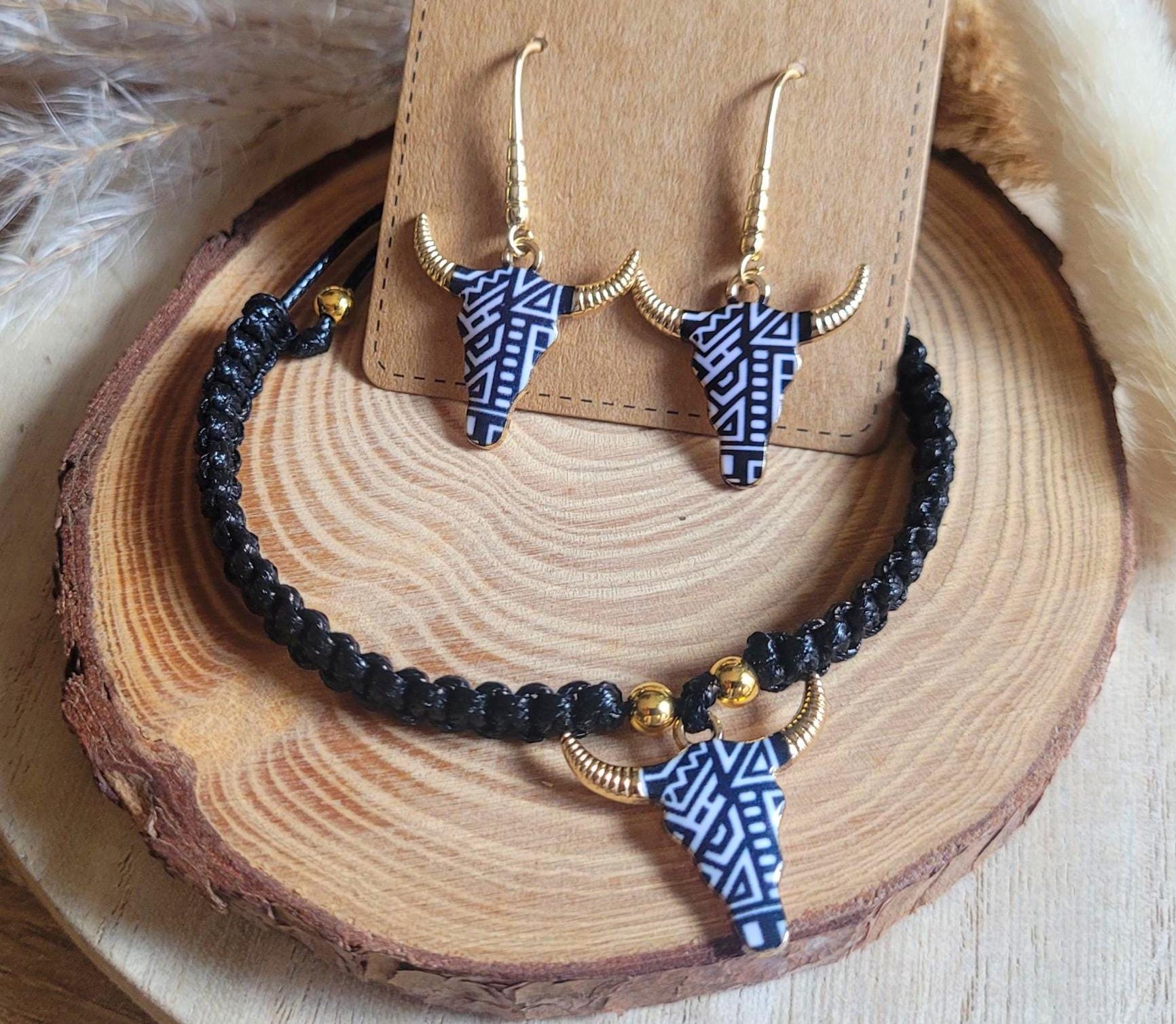 Festival Schmuckset | Schwarzes Makramee Armband + Ohrringe Mit Stierkopf Schwarz-Weiß & Goldhörner Boho Look Handgemacht Festival Schmuckset | Schwarzes Makramee Armband + Ohrringe Mit Stierkopf Schwarz-Weiß & Goldhörner Boho Look Handgemacht von CheekyLikeDesign