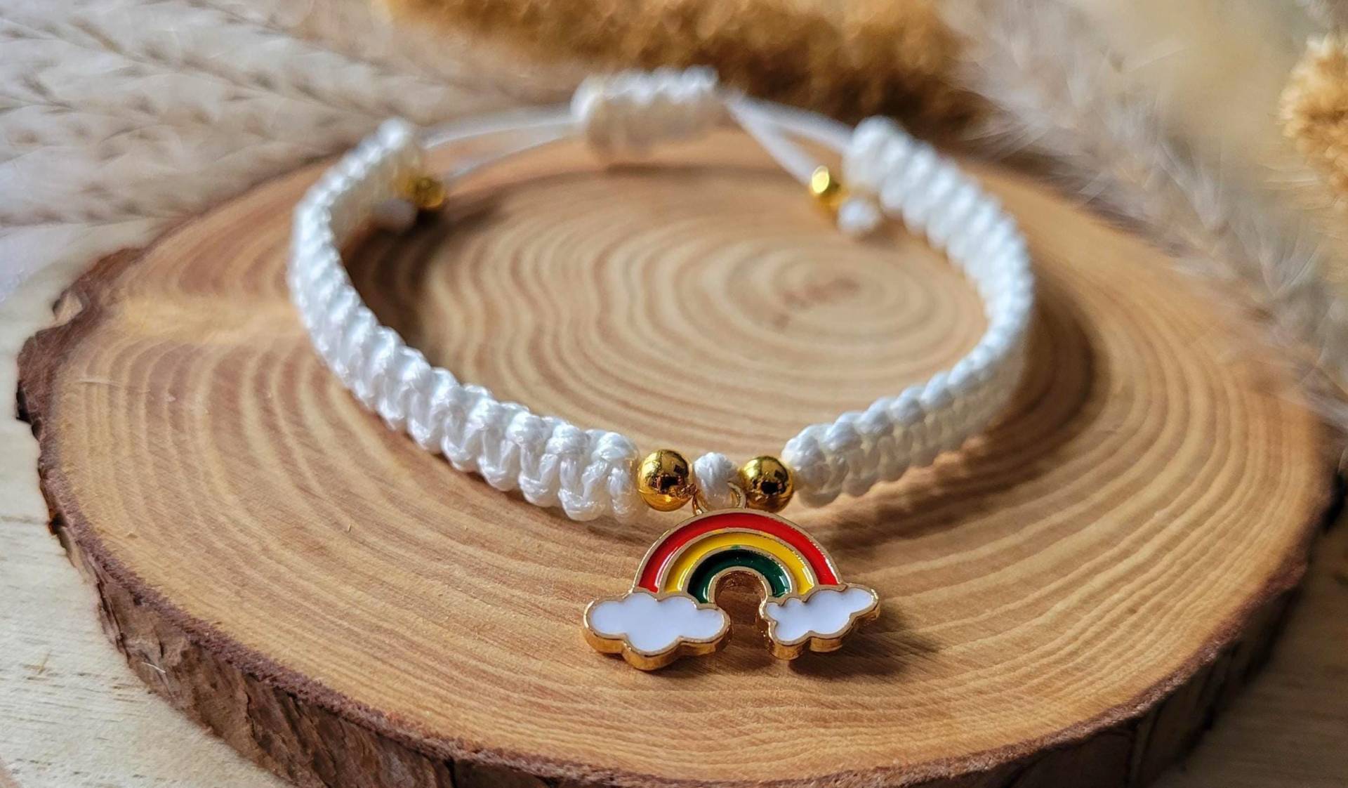 Handgemachtes Makramee Armband | Regenbogen Anhänger Boho Freundschaftsarmband Geschenkidee Pride Schmuck Sommer Accessoire von CheekyLikeDesign