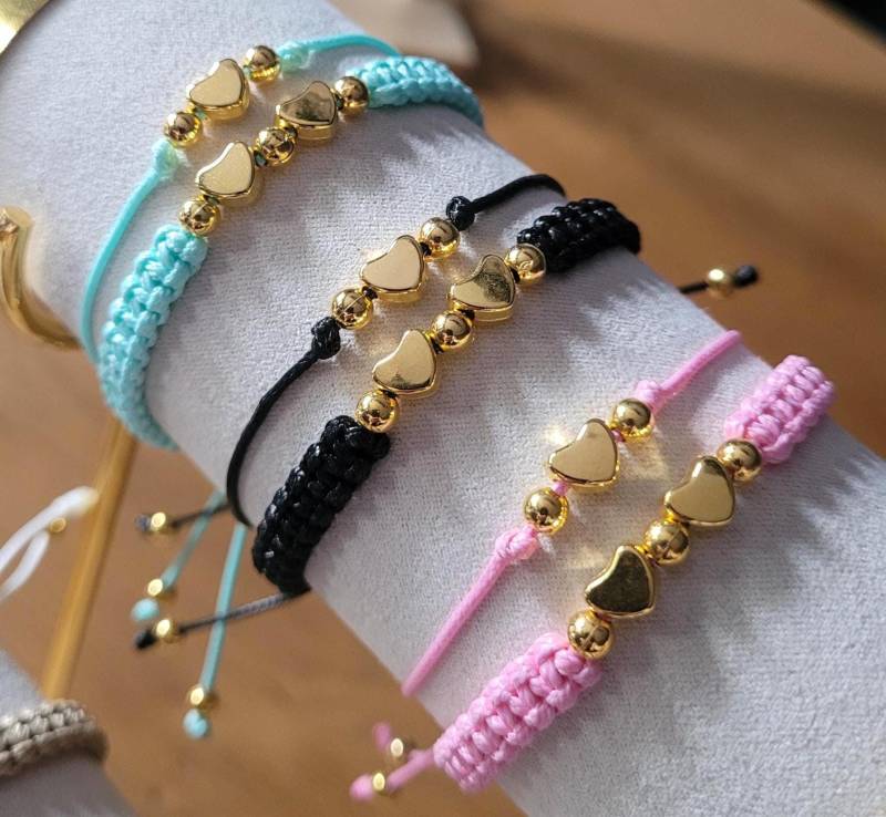 Herzchen Makramee Armband Duo | Mutter Tochter Schmuck Set in Rosa, Blau Oder Schwarz Mit Goldfarbenem Herz Freundschaftsband von CheekyLikeDesign