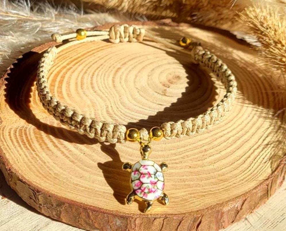 Makramee Armband Mit Goldener Schildkröte | Verstellbar Sommer Schmuck Geschenk Für Frauen Boho Style Handgemacht Makramee Armband Mit Goldener Schildkröte | Verstellbar Sommer Schmuck Geschenk Für Frauen Boho Style Handgemacht von CheekyLikeDesign