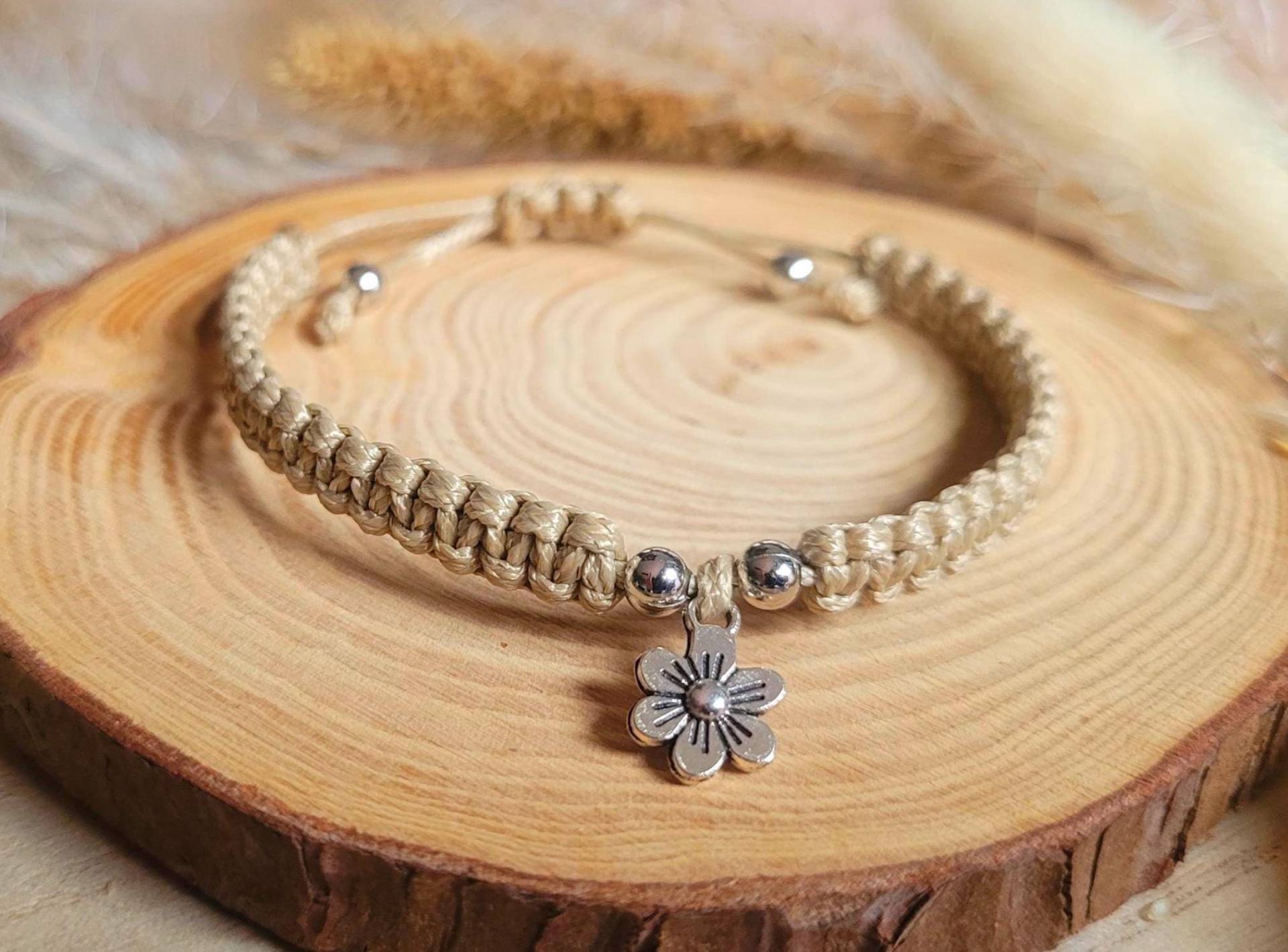 Makramee-Armband Mit Silbernem Anhänger | Freundschaftsband in 4 Farben Blumen-Charm Geschenk Für Sie von CheekyLikeDesign