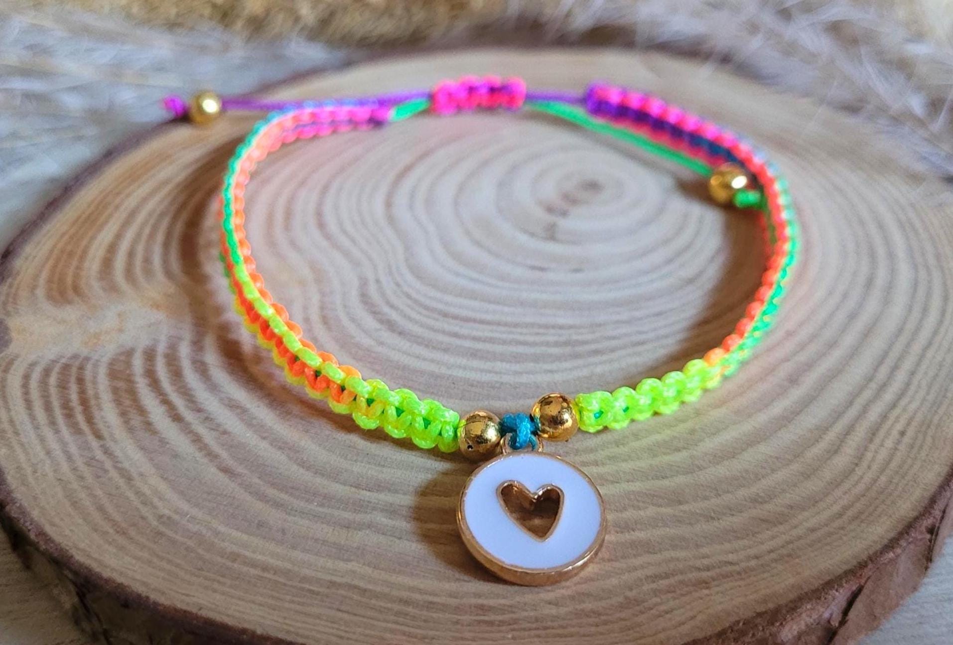 Makramee Armband Regenbogen Mit Herzanhänger | Sommerschmuck Lgbtq+ Schmuck Handgemacht & Verstellbar Pride Geschenk Für Sie Und Ihn Makramee Armband Regenbogen Mit Herzanhänger | Sommerschmuck Lgbtq+ Schmuck Handgemacht & Verstellbar Pride Geschenk Für Sie Und Ihn von CheekyLikeDesign