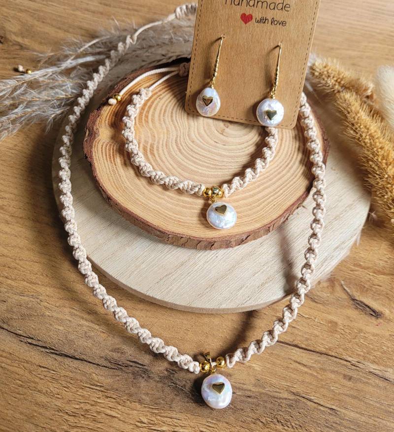Makramee Schmuckset 3-Teilig Mit Süßwasserperlen & Herz | Kette, Armband, Ohrringe Boho Gold Schmuck Set Verstellbar Handgemacht Makramee Schmuckset 3-Teilig Mit Süßwasserperlen & Herz | Kette, Armband, Ohrringe Boho Gold Schmuck Set Verstellbar Handgemacht von CheekyLikeDesign