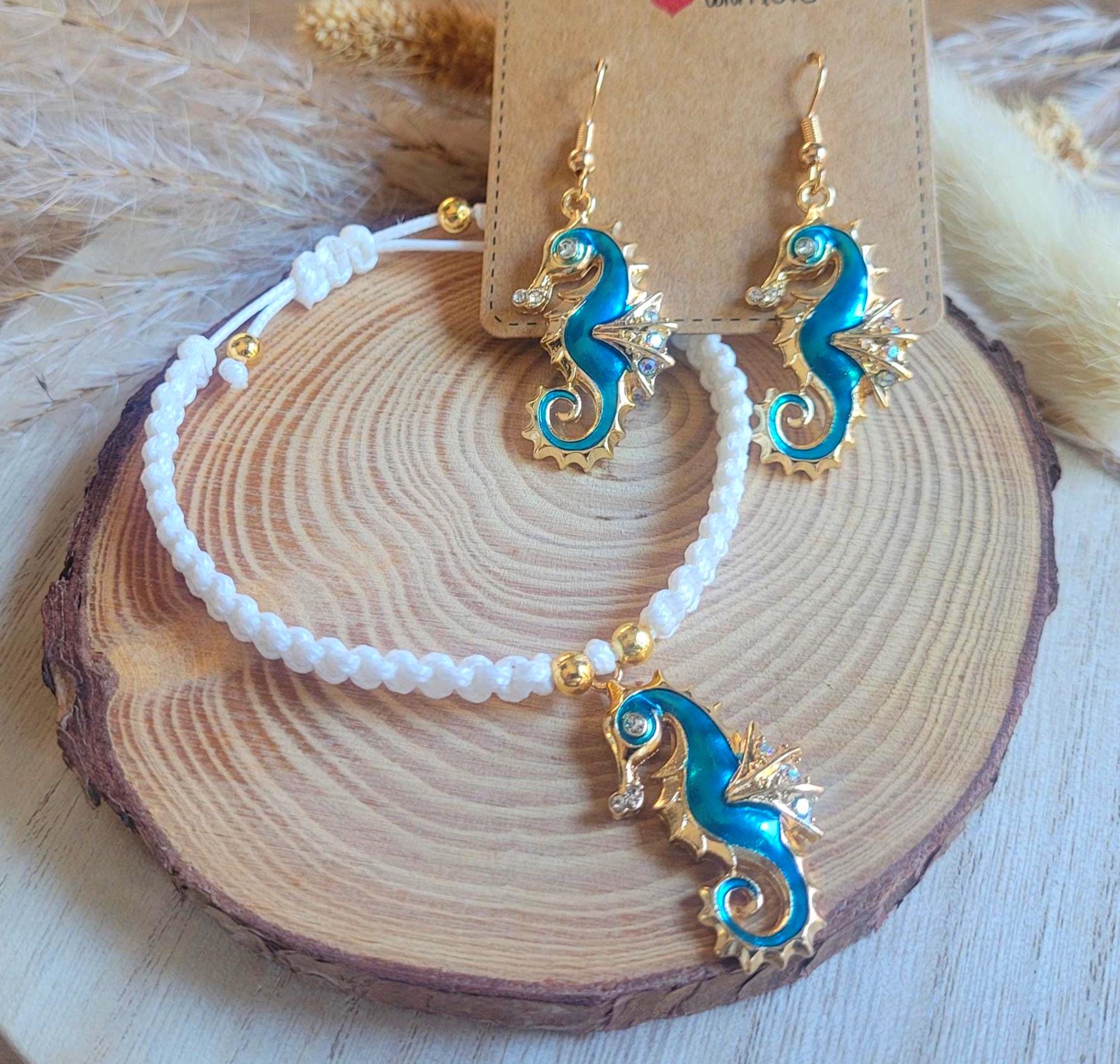 Schmuckset Seepferdchen | Weißes Makramee Armband + Hängeohrringe Gold & Türkis Boho Stil Handgemacht Sommer Geschenkidee Schmuckset Seepferdchen | Weißes Makramee Armband + Hängeohrringe Gold & Türkis Boho Stil Handgemacht Sommer Geschenkidee von CheekyLikeDesign