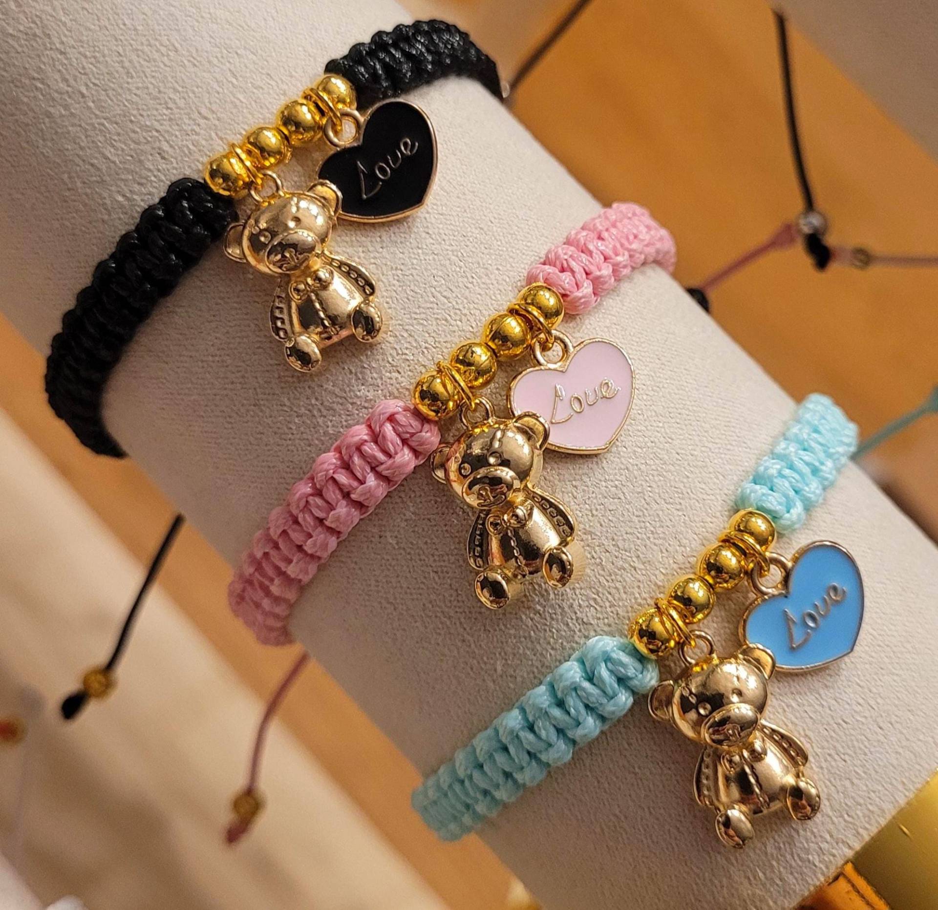 Teddy Makramee Armband in 3 Farben Mit Herzanhänger „Love" | Goldfarben Süßes Geschenk Für Damen Und Kinder Handgemacht Boho Stil von CheekyLikeDesign