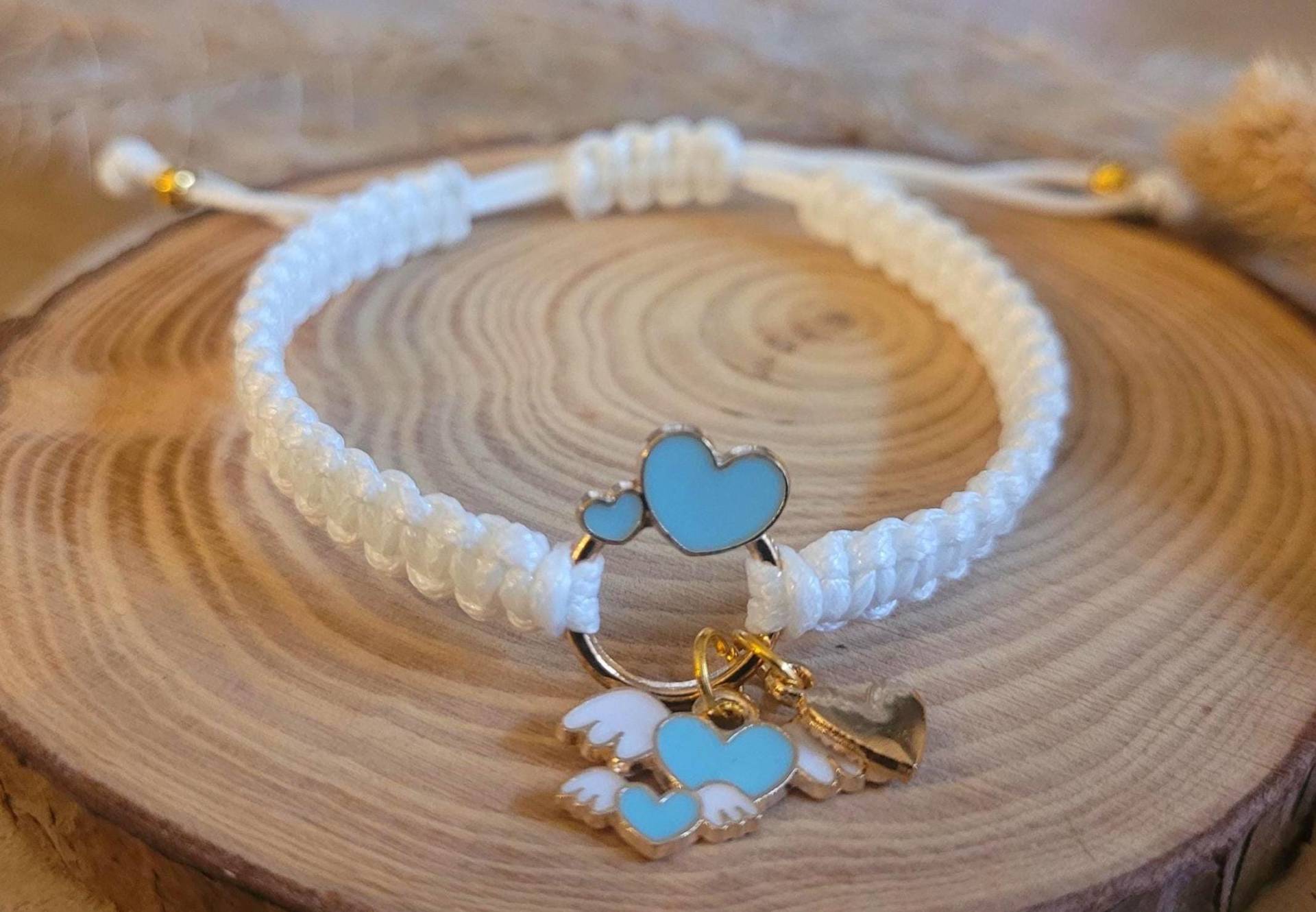 Weißes Makramee Armband Mit Herzanhängern Flügeln | Blau & Gold Verstellbar Handgemacht Liebevolles Design Weißes Makramee Armband Mit Herzanhängern Flügeln | Blau & Gold Verstellbar Handgemacht Liebevolles Design von CheekyLikeDesign