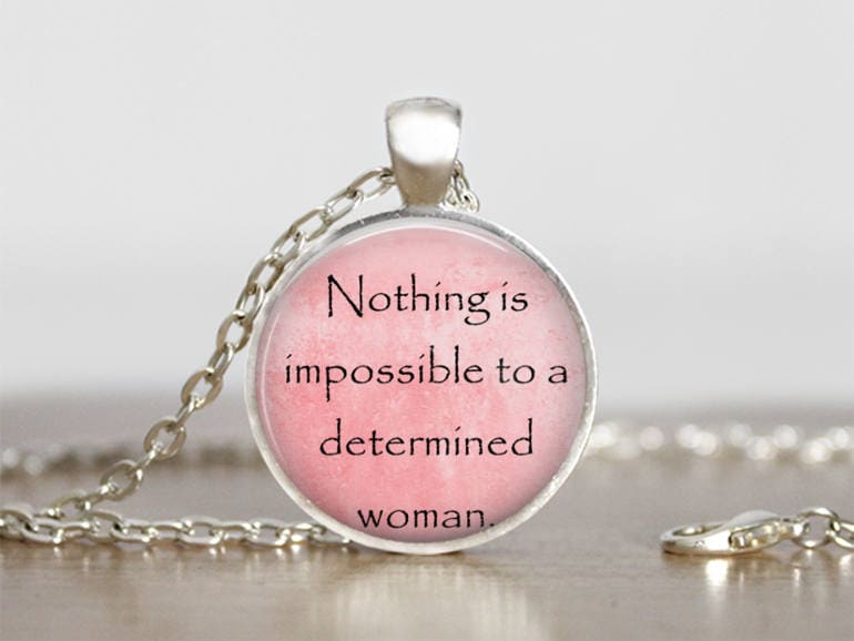 Nichts Ist Unmöglich, Eine Bestimmte Frau Silber Oder Bronze-Metall-Glas-Anhänger Handgemachte Kunst-Halskette Schlüsselbund Charme von CheekyMonkeyPendants