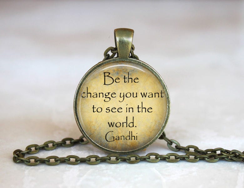 Seien Sie Die Veränderung, in Der Welt Sehen Möchten Gandhi Silber Oder Bronze Metall Glas Anhänger Handgemachte Kunst Halskette Geschenk von CheekyMonkeyPendants