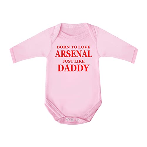 Body mit Aufschrift "Born To Love Arsenal Just Like Daddy", 100 % fein gekämmte Baumwolle, langärmelig, entworfen und bedruckt in Großbritannien, rose, 68 von Cheekytots