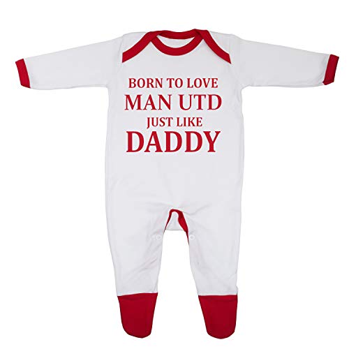 Born To Love Man Utd Just Like Daddy Baby-Schlafanzug, entworfen und bedruckt in Großbritannien aus 100 % feiner, gekämmter Baumwolle, Weiß/Rot, 80 von Cheekytots