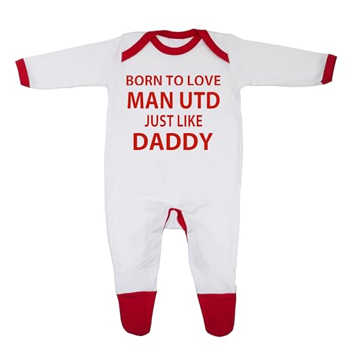 Born To Love Man Utd Just Like Daddy Baby-Schlafanzug, entworfen und gedruckt in Großbritannien aus 100 % fein gekämmter Baumwolle, Weiß/roter Rand, 6-9 Months von Cheekytots